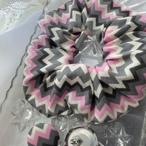 Scrunchie and earrings set